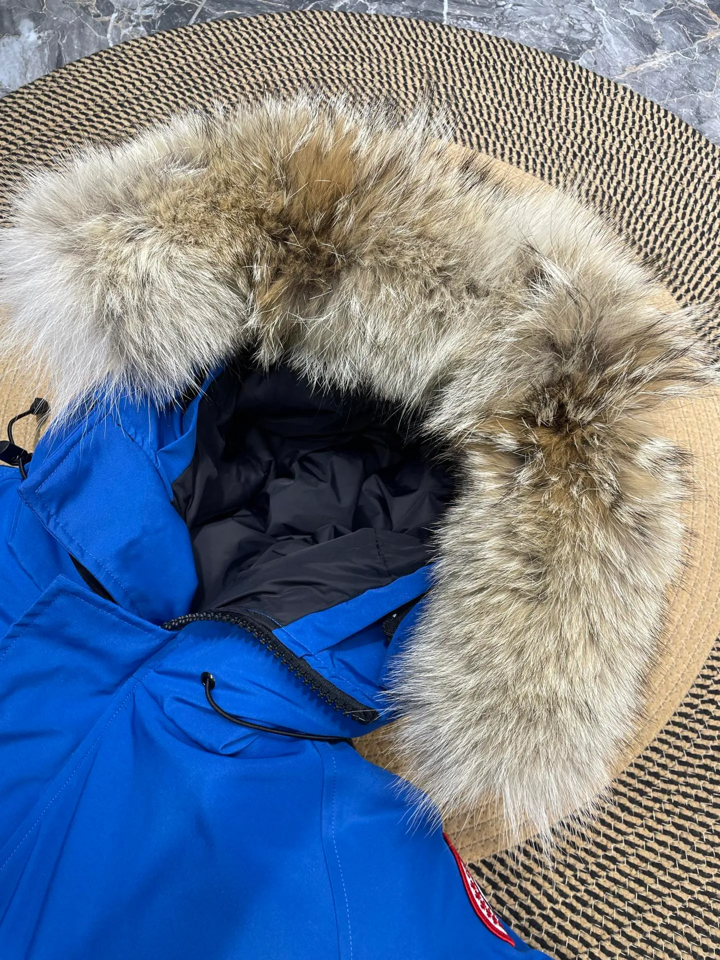 P780 high-end version Canada Goose Canada Goose #Chilliwack 7999M bomber jacket short down jacket/01 model #Men and Women Same Style# ➖ Genuine synchronous anti-counterfeiting chip sensor! ➖ Imported 21S polyester-cotton blended original fabric [last year’s 16S/18S hard fabrics have been completely eliminated, this year all use 21S genuine synchronous fabrics, the soft mid-strap feels delicate and textured], genuine synchronous Feather-Light 10D waterproof coating fabric, made of 84.5 polyester fiber and 15.5 cotton, 100% the best feel in the entire network! ➖ The genuine official website is synchronized with the national standard 80 white duck down, you can check the official website customer service, there will never be a series of misleading claims such as 90 down or goose down! ➖ Using the best nylon lining with double double-layer sealing design, velvet-proof No. 7 needle + grid-filled down ready-made garments, there is 100% no so-called velvet running! ➖ The cuffs are designed with thickened seamless threads, and the collar and pockets are lined with top-quality polar fleece to keep you warm and comfortable! ➖ Yoshida YKK provides original custom-made electroplated sliders. YKK two-way lockable zippers are tight and smooth and will not peel off paint! ➖ 3M composite guarantees that the Velcro is the same as the original, durable, and all accessories and hardware are custom-made! ➖ Imported BEHRINGER embroidery machine to customize the 10,000-needle embroidery logo, 98% of which can be reproduced to restore the original logo. You can check and compare on the official website! ➖ The fur collars are all made of large pieces of Western Canadian blue wolf hide, ensuring that each fur collar is 13-15cm wide!   Size:XS-XXL